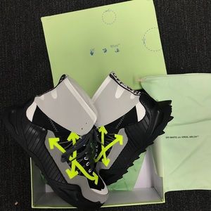 Off-white “ODDSY-1000”